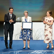 Professor Nancy Cartwright collects BBVA award [photo: BBVA Foundation]