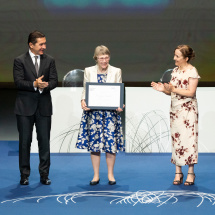 Professor Nancy Cartwright collects BBVA award [photo: BBVA Foundation]